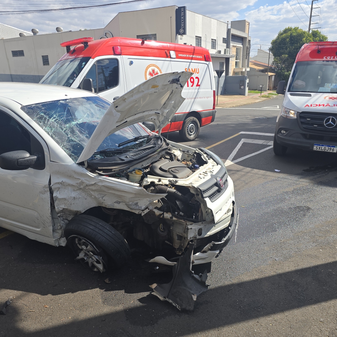 Motorista invade preferencial e causa acidente grave no Jardim Ipanema
