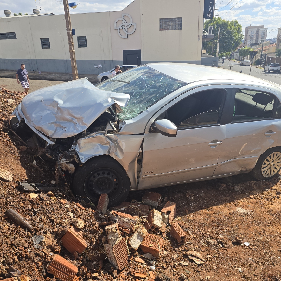 Motorista invade preferencial e causa acidente grave no Jardim Ipanema