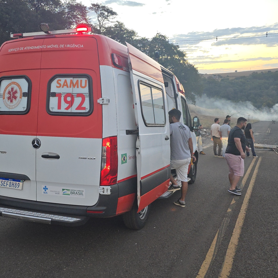 Motorista com suspeita de embriaguez derruba postes em bairro de Paiçandu