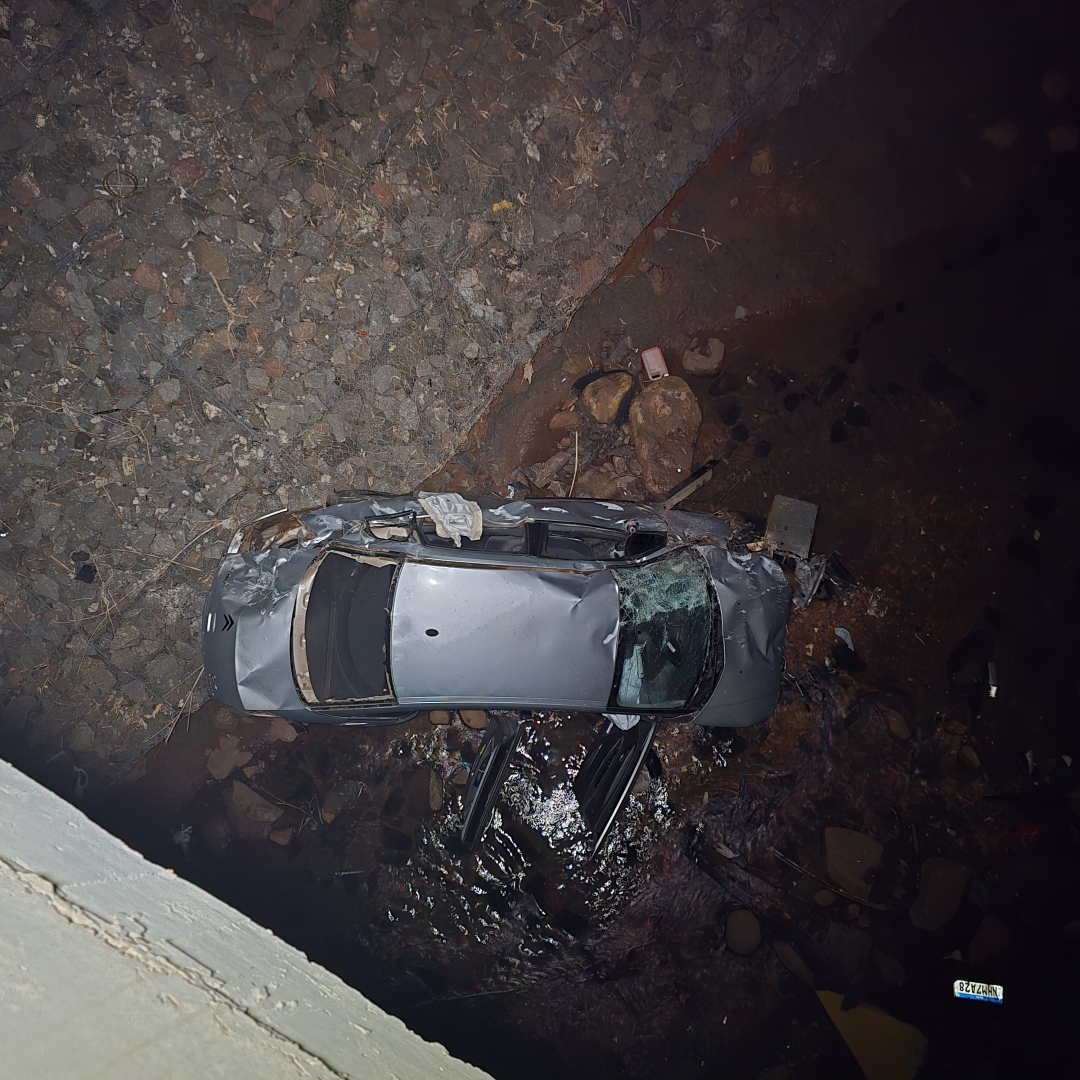 Mulher é intubada após carro despencar de ponte em Maringá