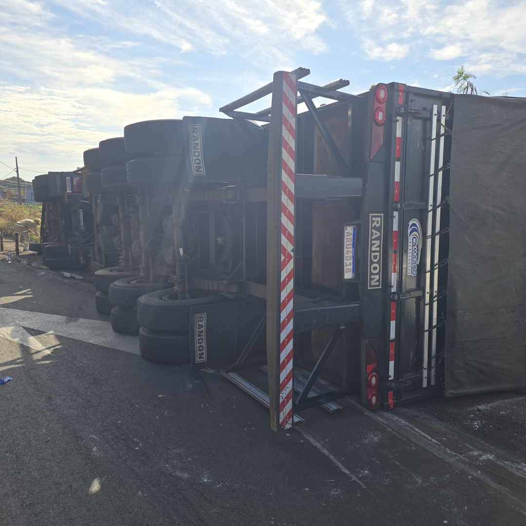 Carreta carregada de farinha tomba na cidade de Maringá