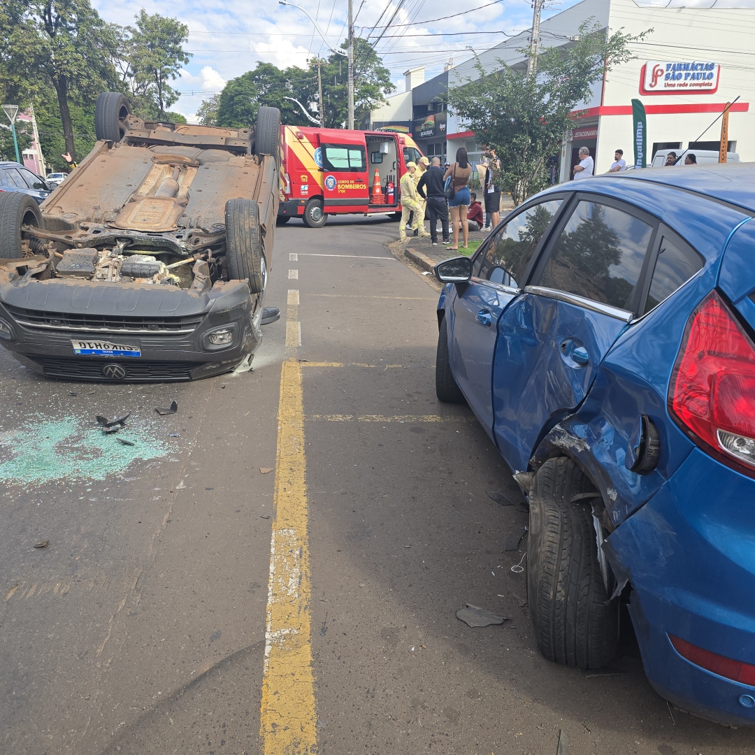 Motorista bate em carro estacionado e capota na Mandacaru