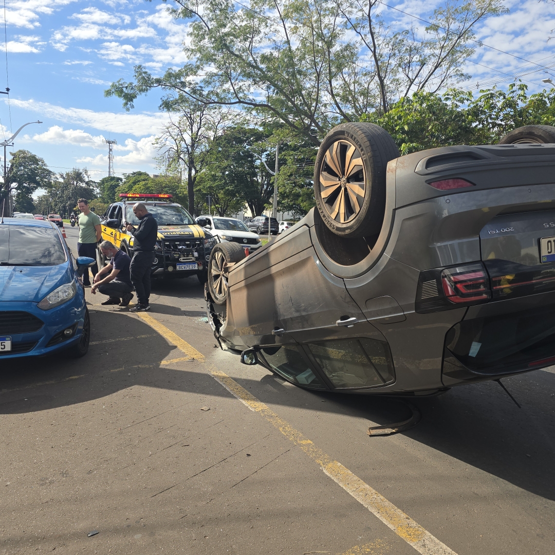 Motorista bate em carro estacionado e capota na Mandacaru