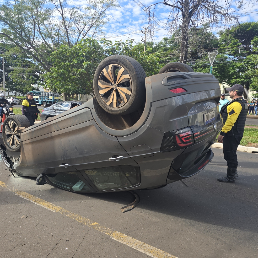 Motorista bate em carro estacionado e capota na Mandacaru