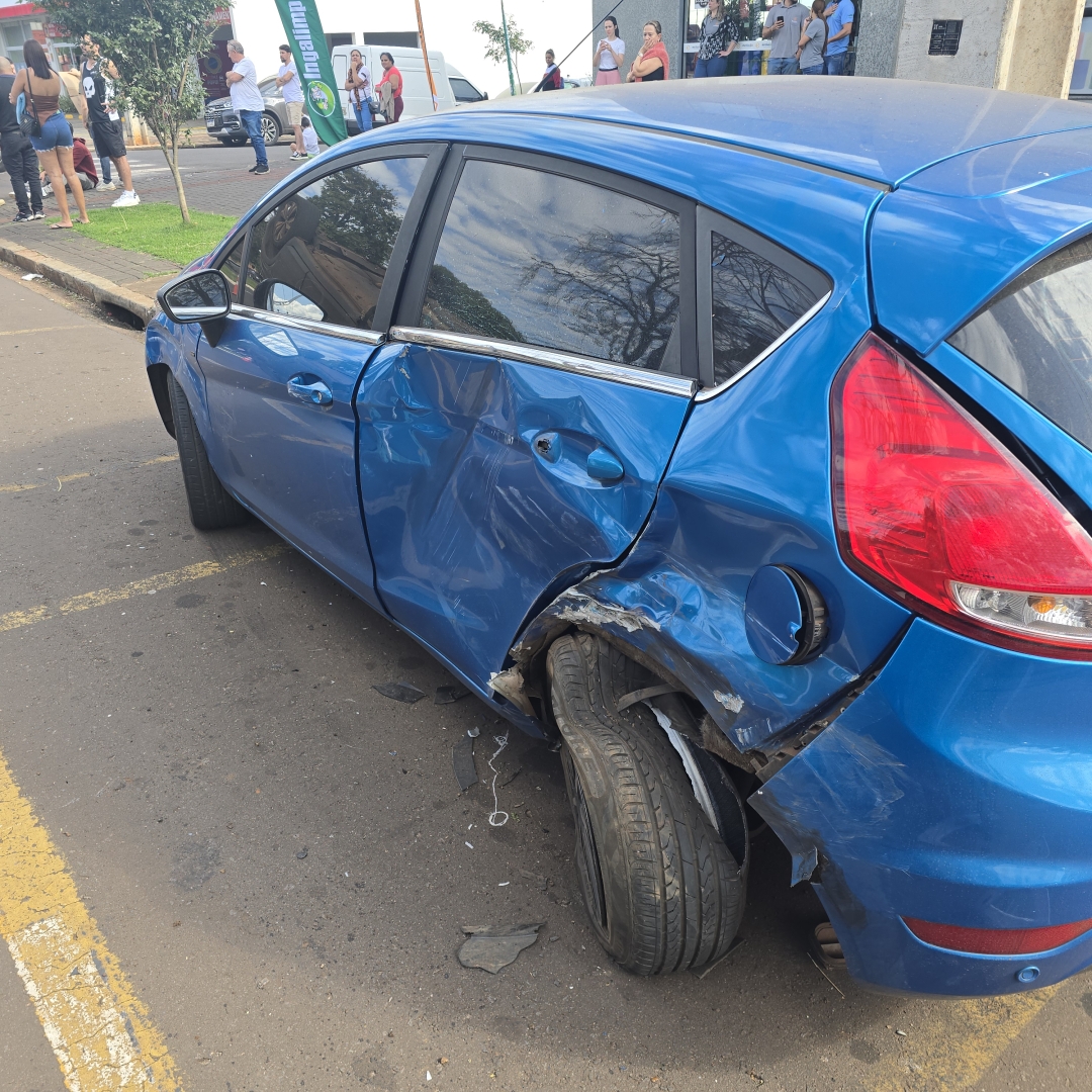 Motorista bate em carro estacionado e capota na Mandacaru