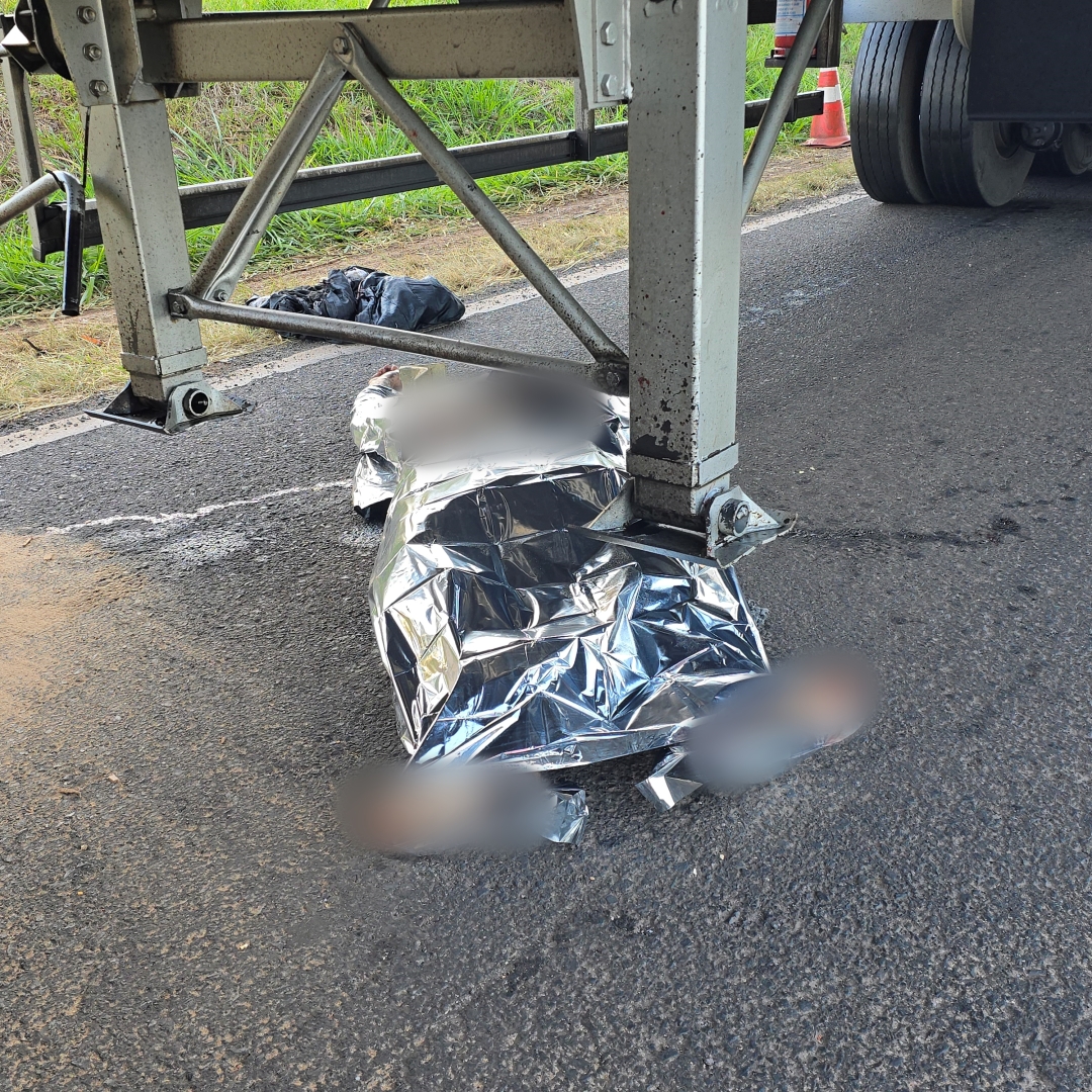 Motociclista morre atropelado na rodovia de Mandaguari e o corpo é localizado enroscado em caminhão na pista de Marialva