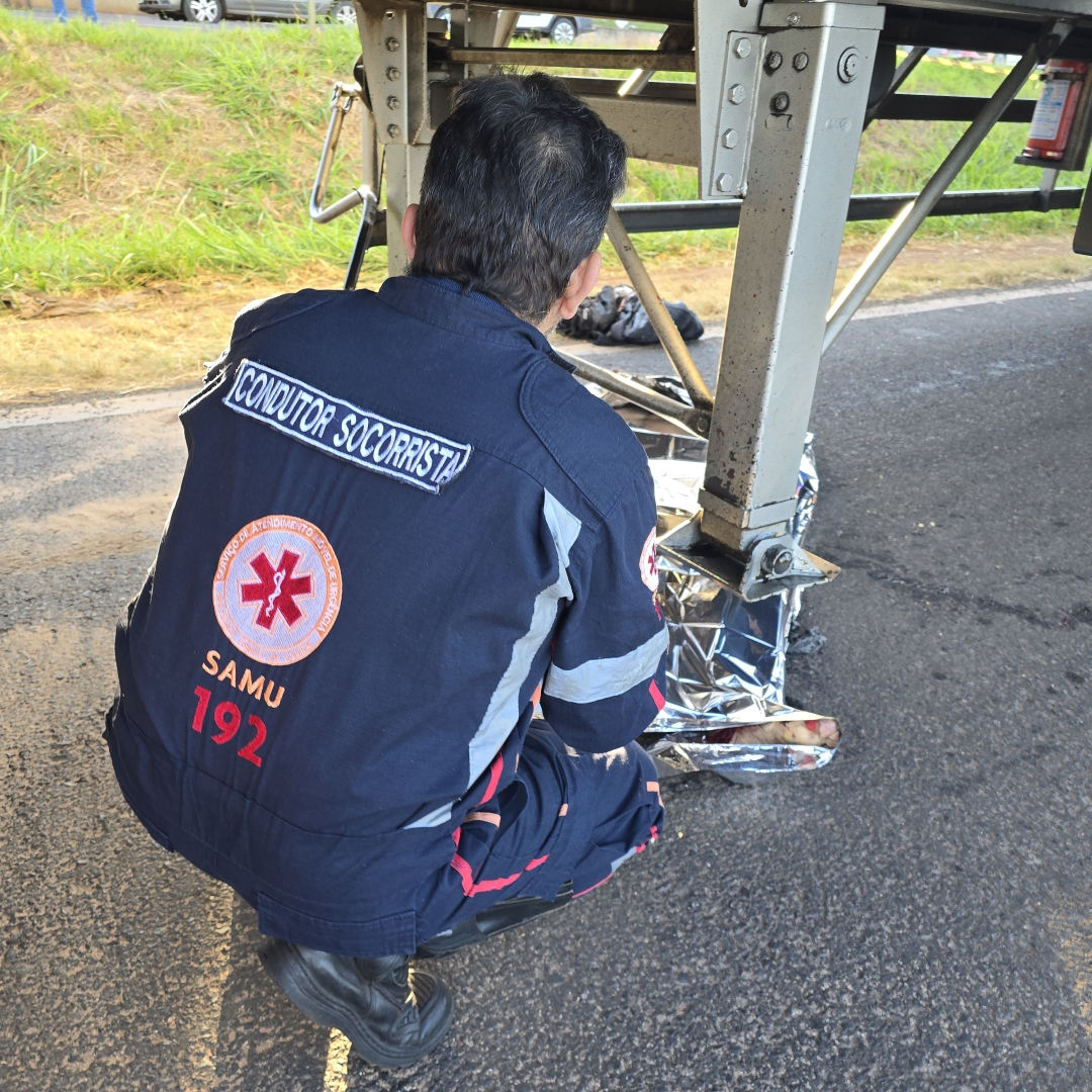 Motociclista morre atropelado na rodovia de Mandaguari e o corpo é localizado enroscado em caminhão na pista de Marialva