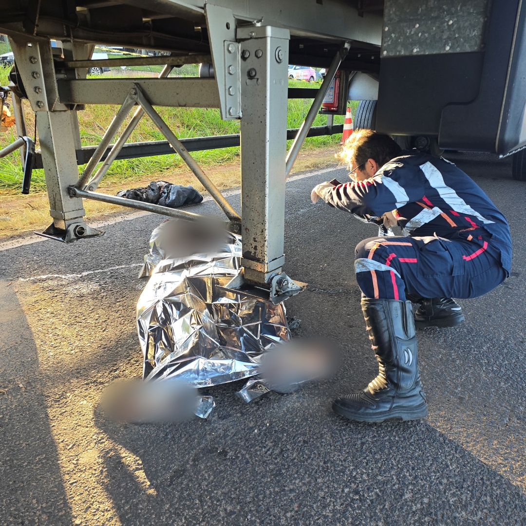 Motociclista morre atropelado na rodovia de Mandaguari e o corpo é localizado enroscado em caminhão na pista de Marialva
