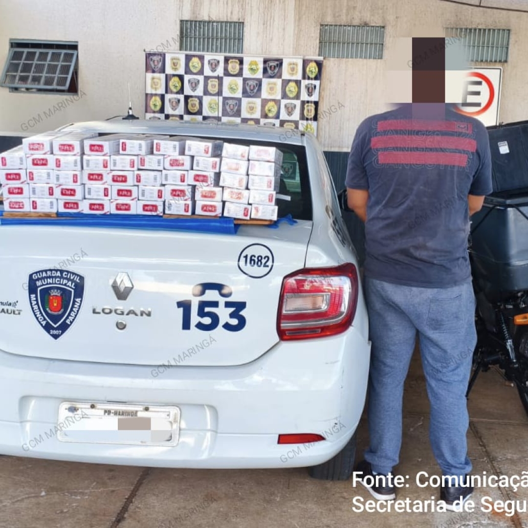Motociclista sem habilitação perde a moto e ainda é preso com cigarros contrabandeados