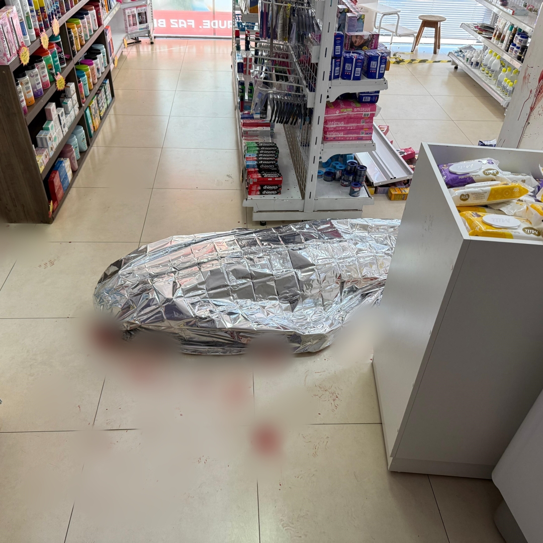 Criminosos invadem farmácia e matam dono a tiros na frente da esposa