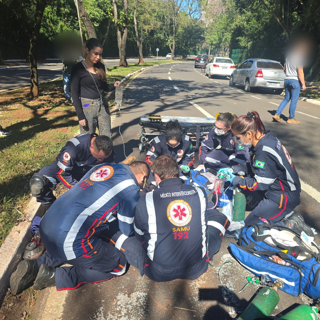 Rapaz de 29 anos está em coma induzido após bater motocicleta contra árvore em Maringá