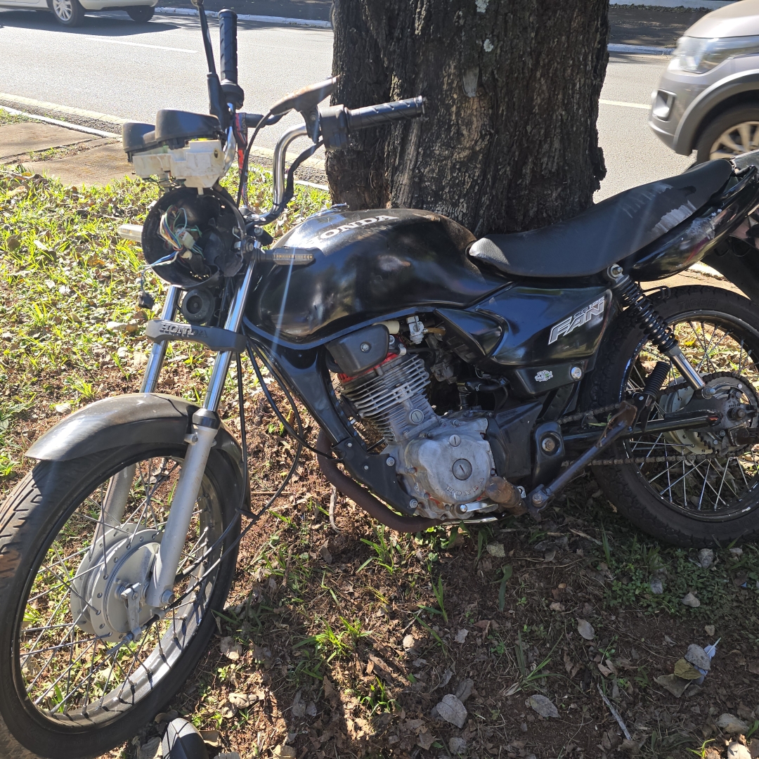 Rapaz de 29 anos está em coma induzido após bater motocicleta contra árvore em Maringá