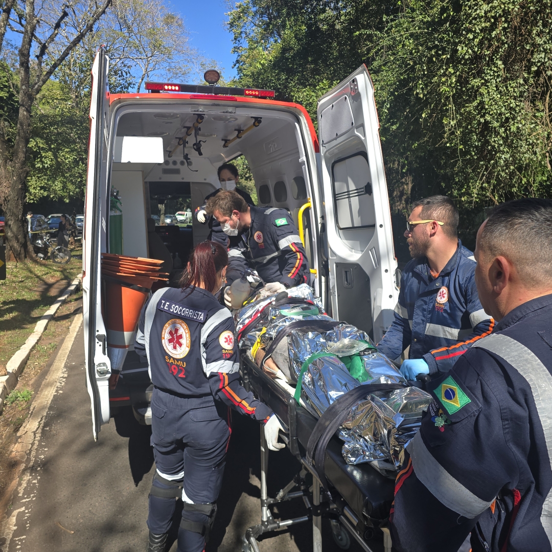 Rapaz de 29 anos está em coma induzido após bater motocicleta contra árvore em Maringá