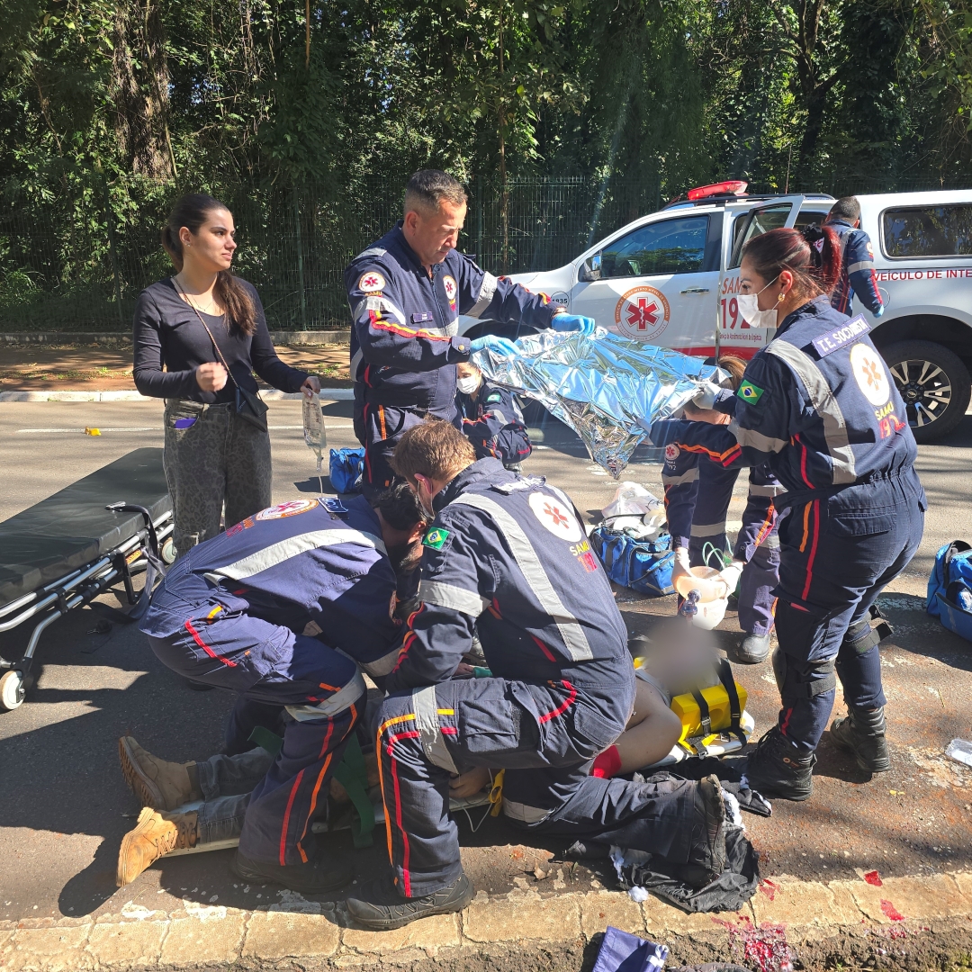 Rapaz de 29 anos está em coma induzido após bater motocicleta contra árvore em Maringá