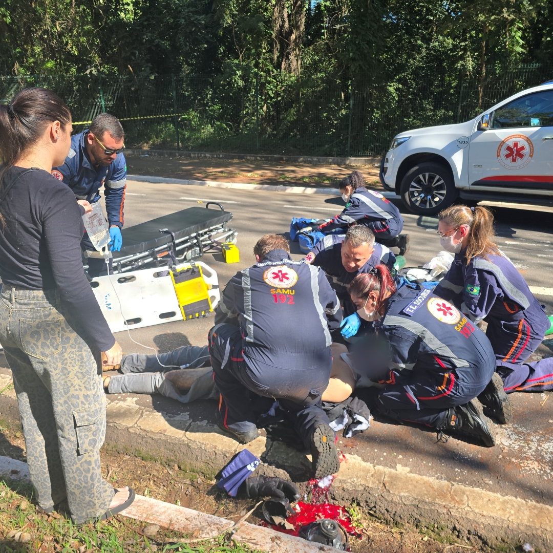 Rapaz de 29 anos está em coma induzido após bater motocicleta contra árvore em Maringá