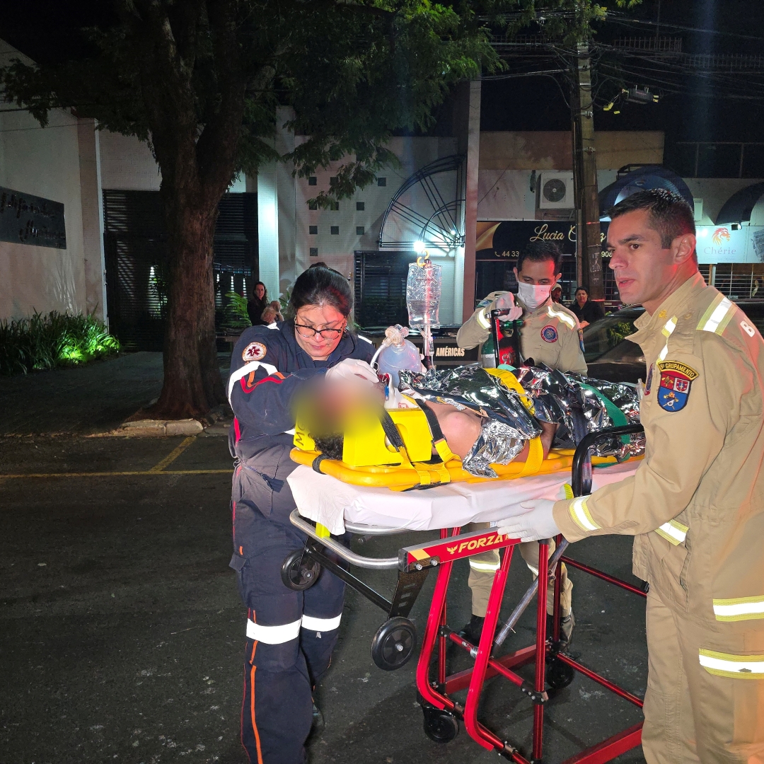 Garçom de churrascaria é intubado após ser atropelado por carro em Maringá