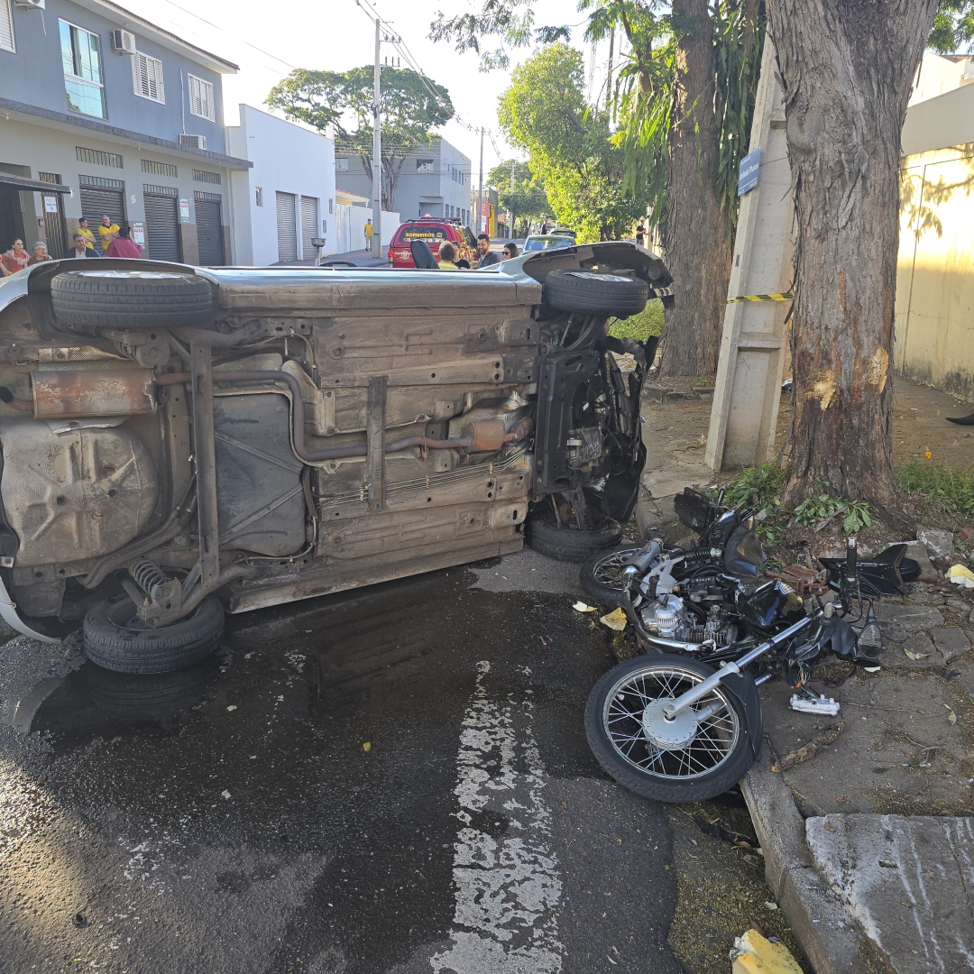 Motociclista de 27 anos sofre acidente gravíssimo ao cruzar preferencial de carro