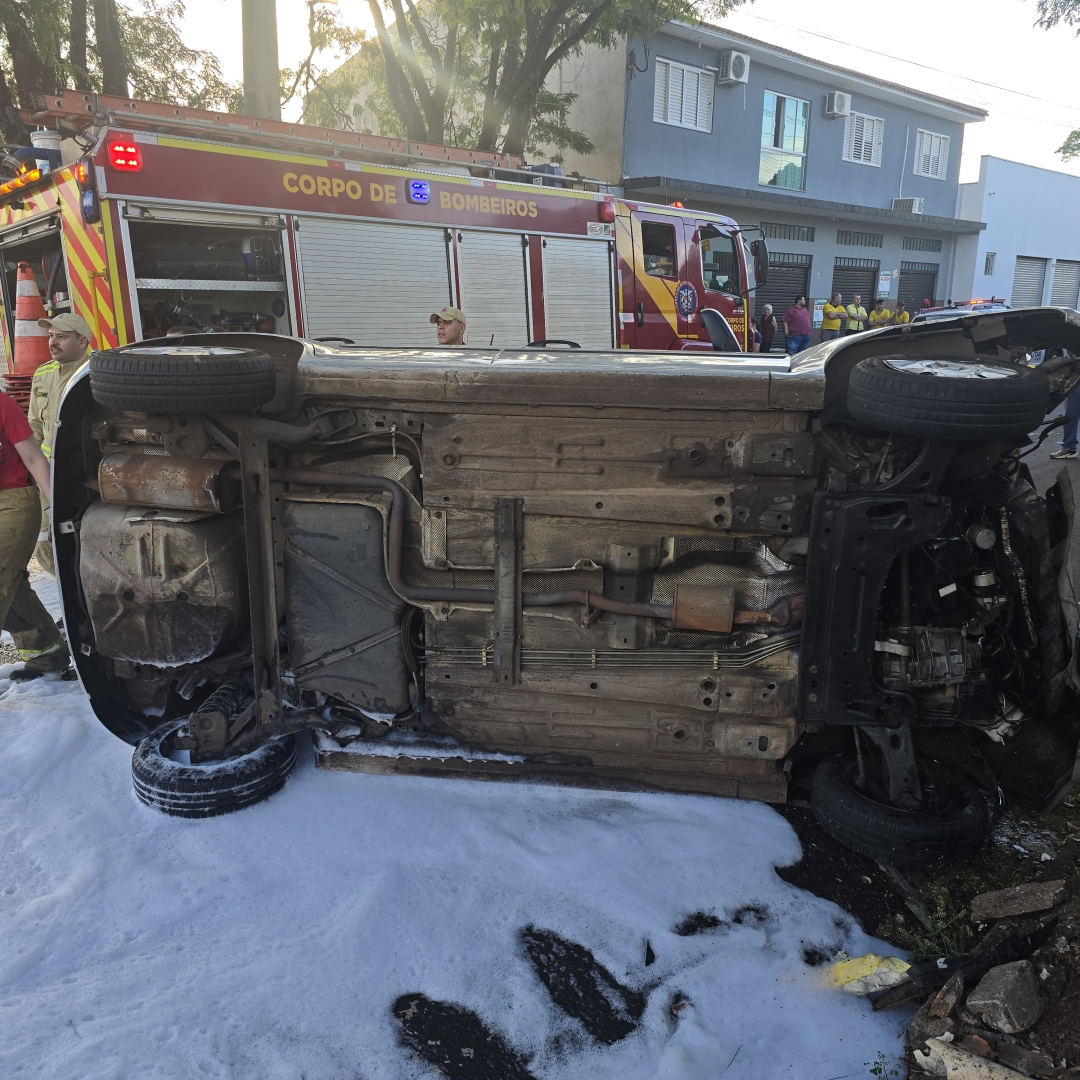 Motociclista de 27 anos sofre acidente gravíssimo ao cruzar preferencial de carro