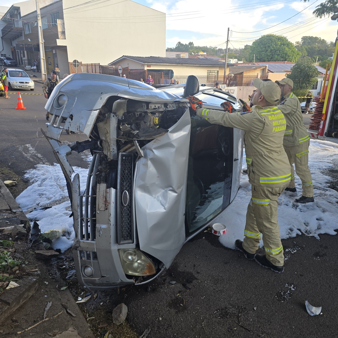 Motociclista de 27 anos sofre acidente gravíssimo ao cruzar preferencial de carro