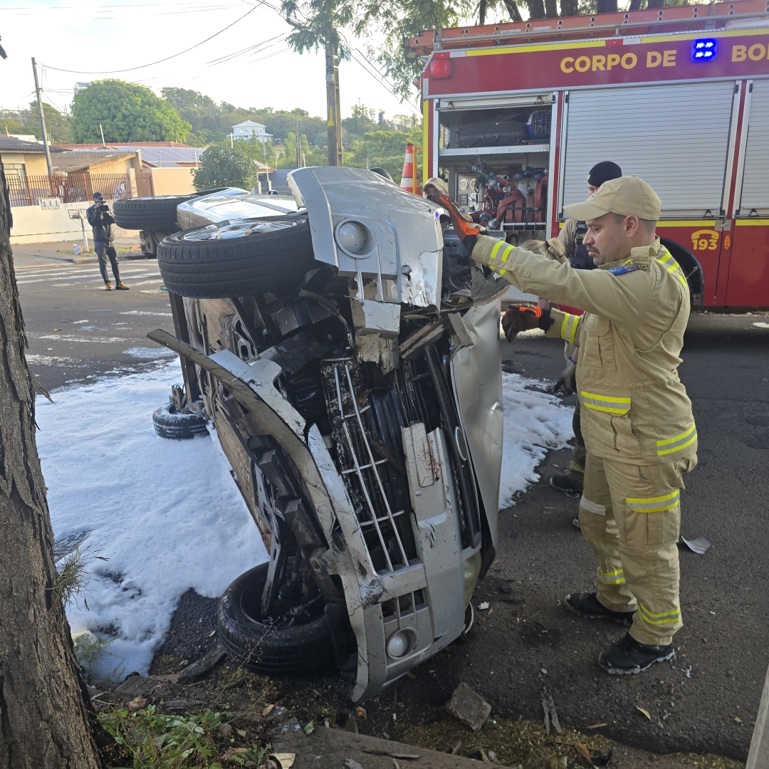 Motociclista de 27 anos sofre acidente gravíssimo ao cruzar preferencial de carro