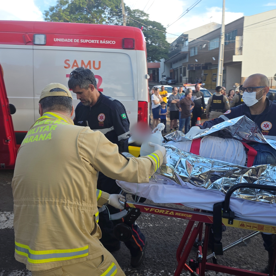 Motociclista de 27 anos sofre acidente gravíssimo ao cruzar preferencial de carro