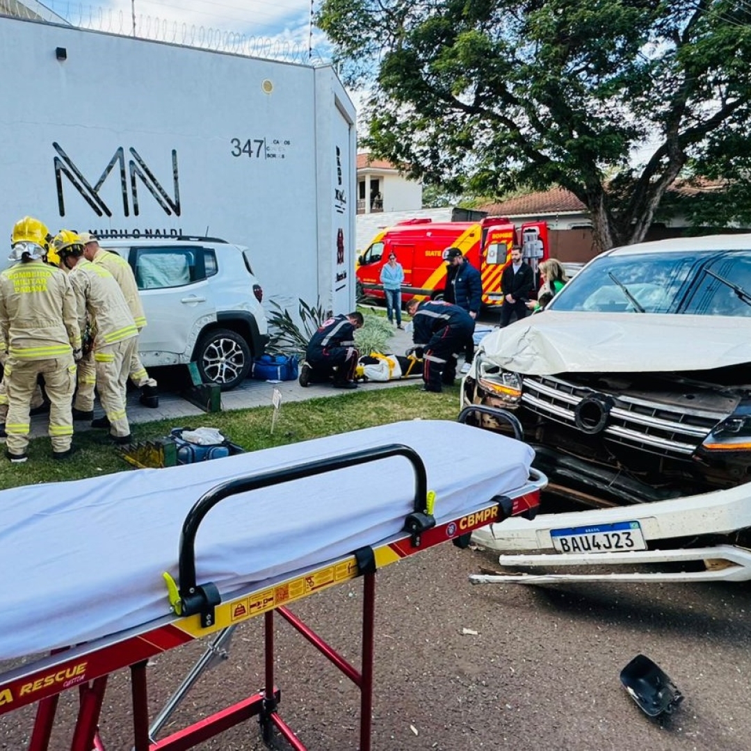 Pessoas ficam feridas após motorista de caminhonete invadir preferencial na zona 5