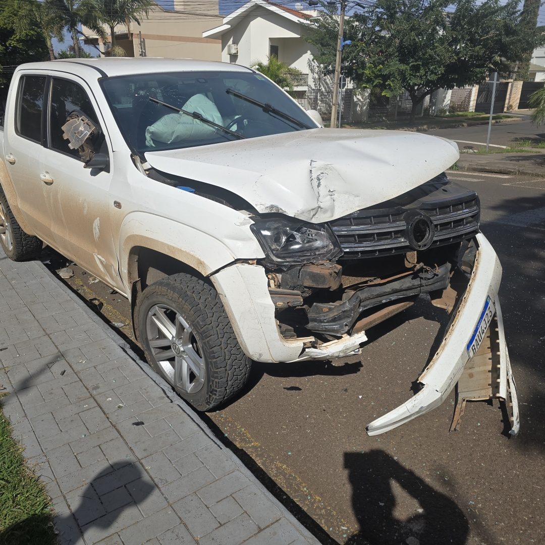 Pessoas ficam feridas após motorista de caminhonete invadir preferencial na zona 5