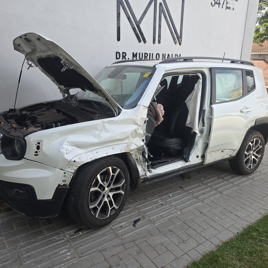 Pessoas ficam feridas após motorista de caminhonete invadir preferencial na zona 5