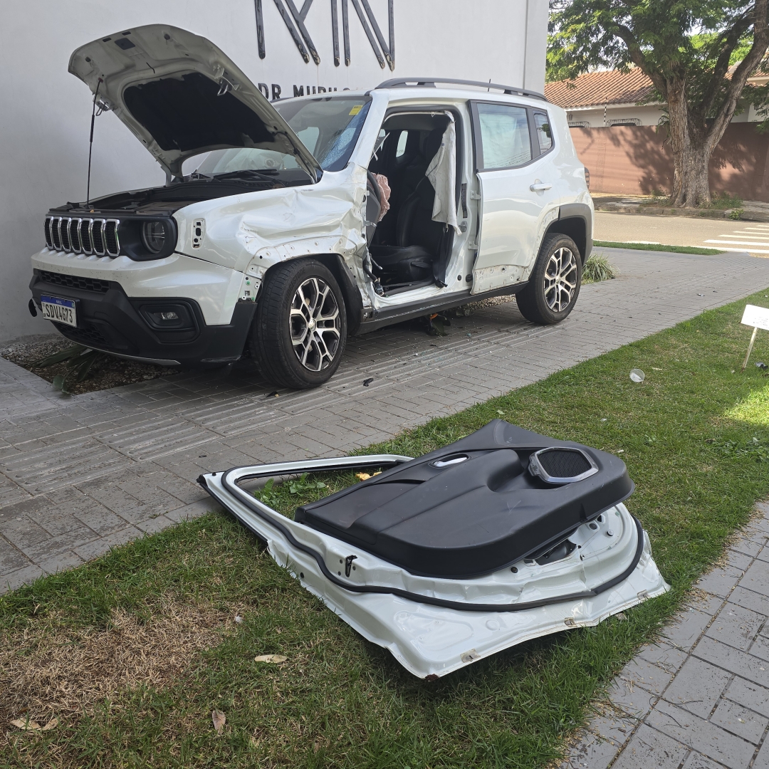 Pessoas ficam feridas após motorista de caminhonete invadir preferencial na zona 5