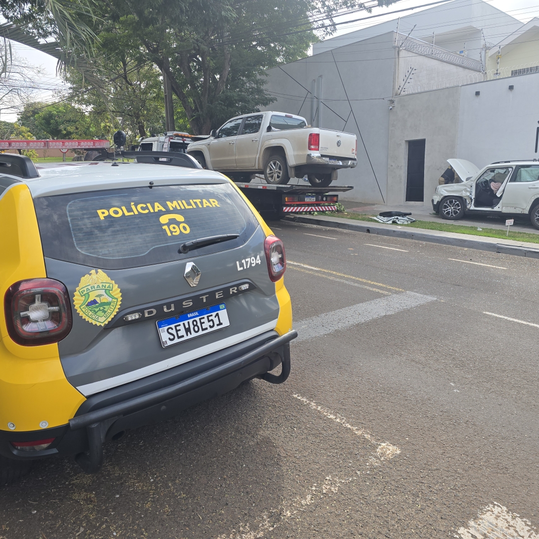 Pessoas ficam feridas após motorista de caminhonete invadir preferencial na zona 5