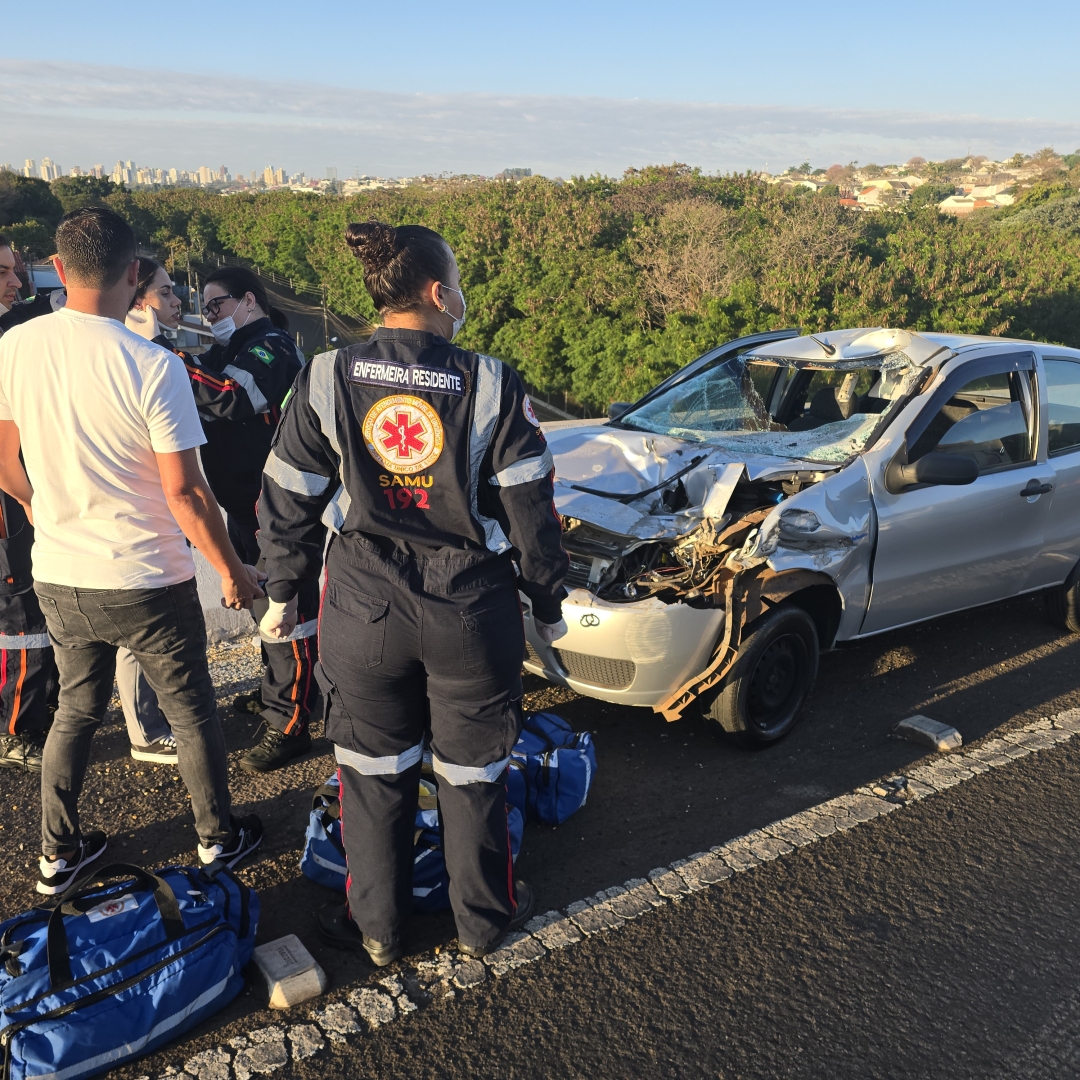 Mulher é socorrida após sofrer acidente grave no Contorno Norte