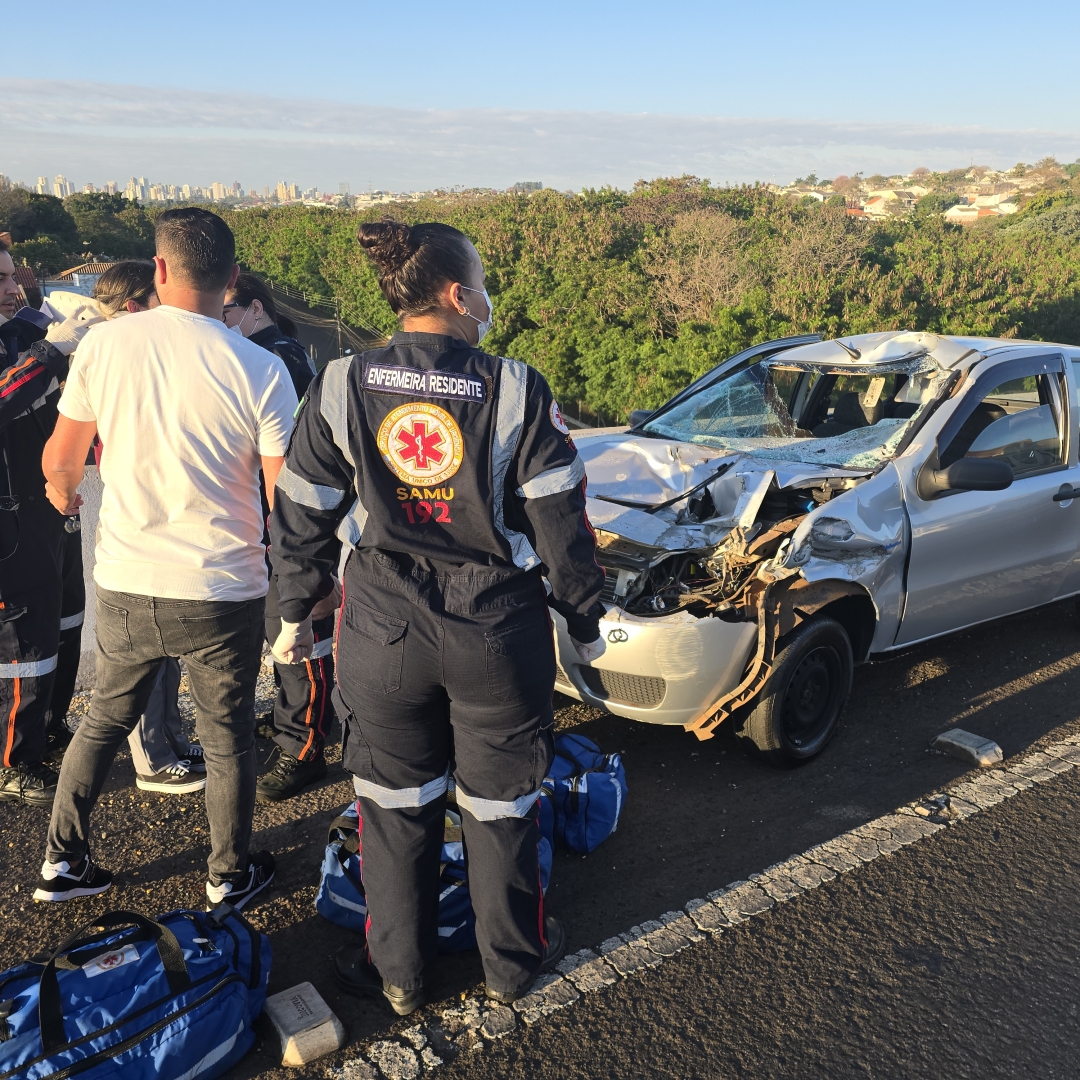 Mulher é socorrida após sofrer acidente grave no Contorno Norte