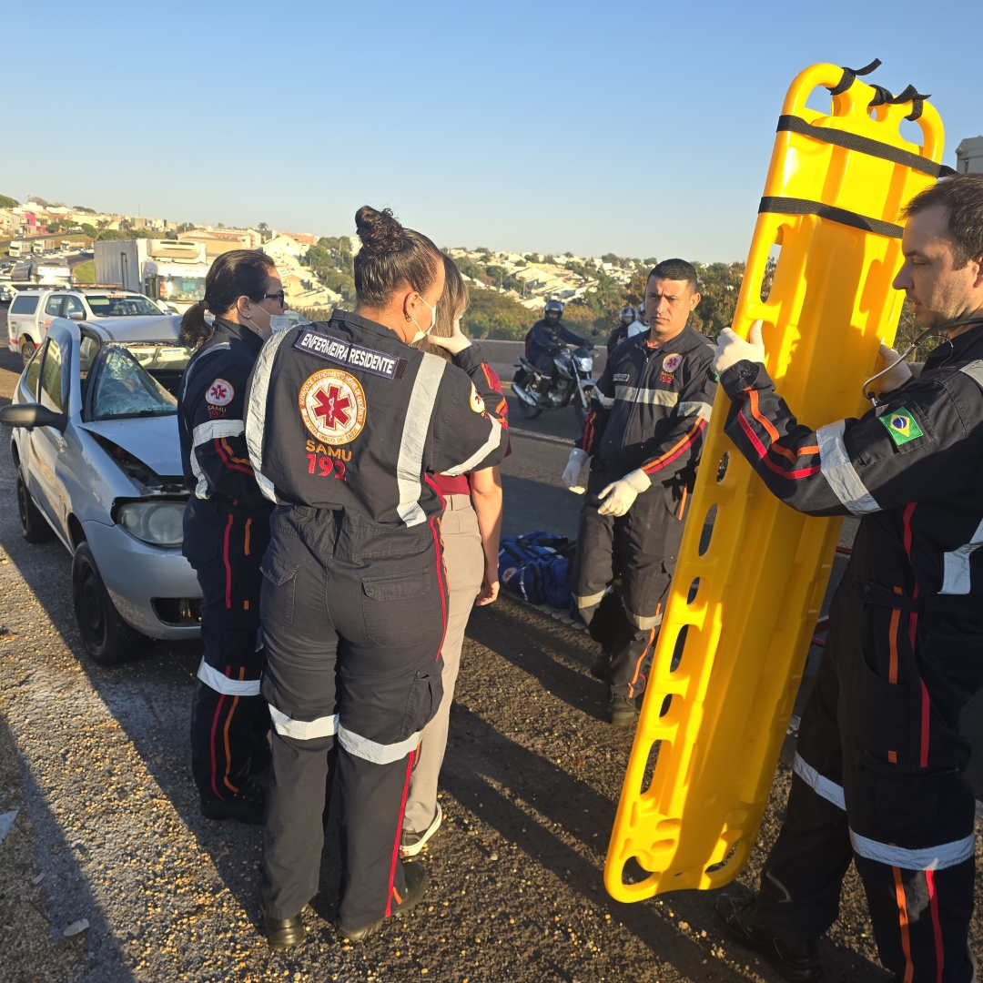 Mulher é socorrida após sofrer acidente grave no Contorno Norte