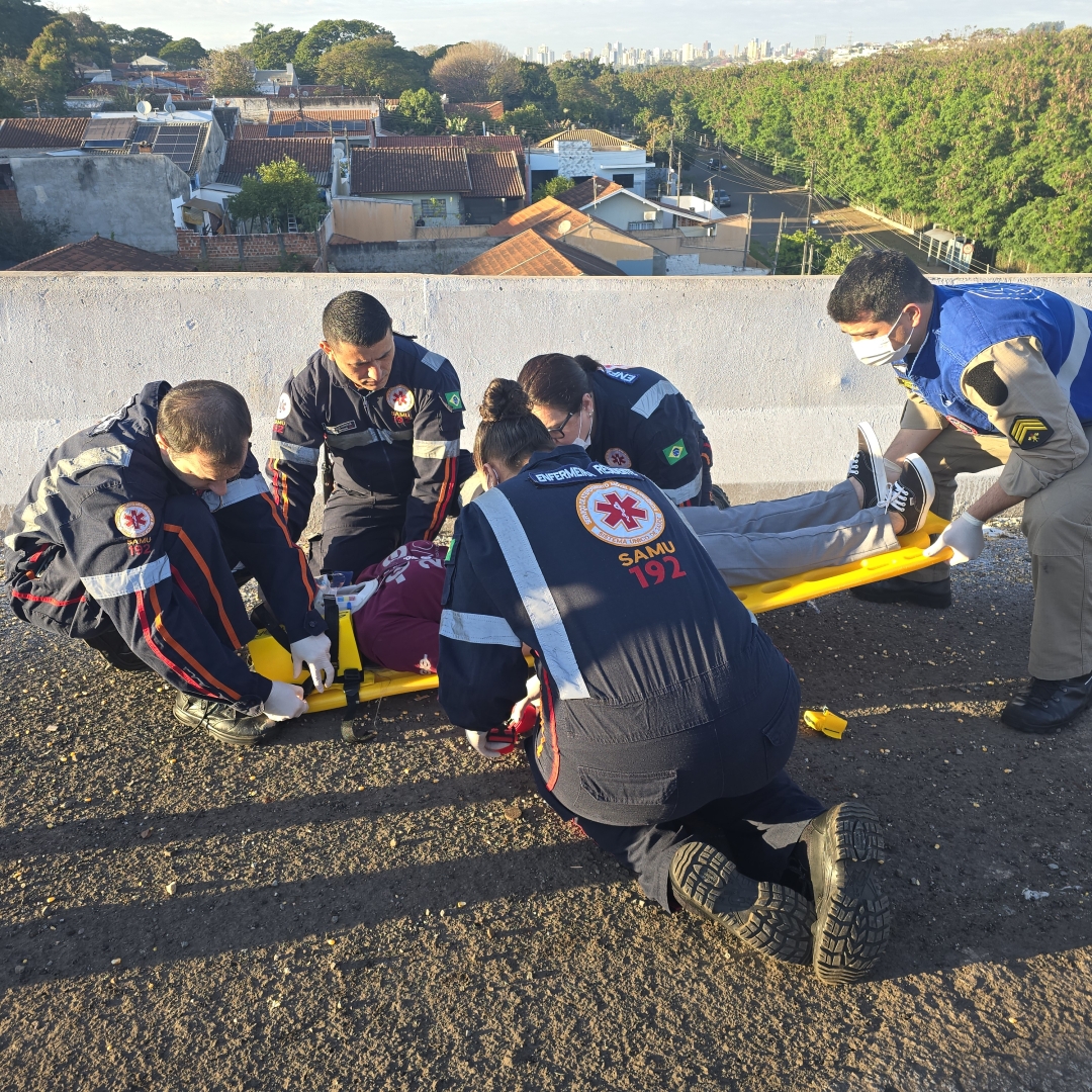 Mulher é socorrida após sofrer acidente grave no Contorno Norte