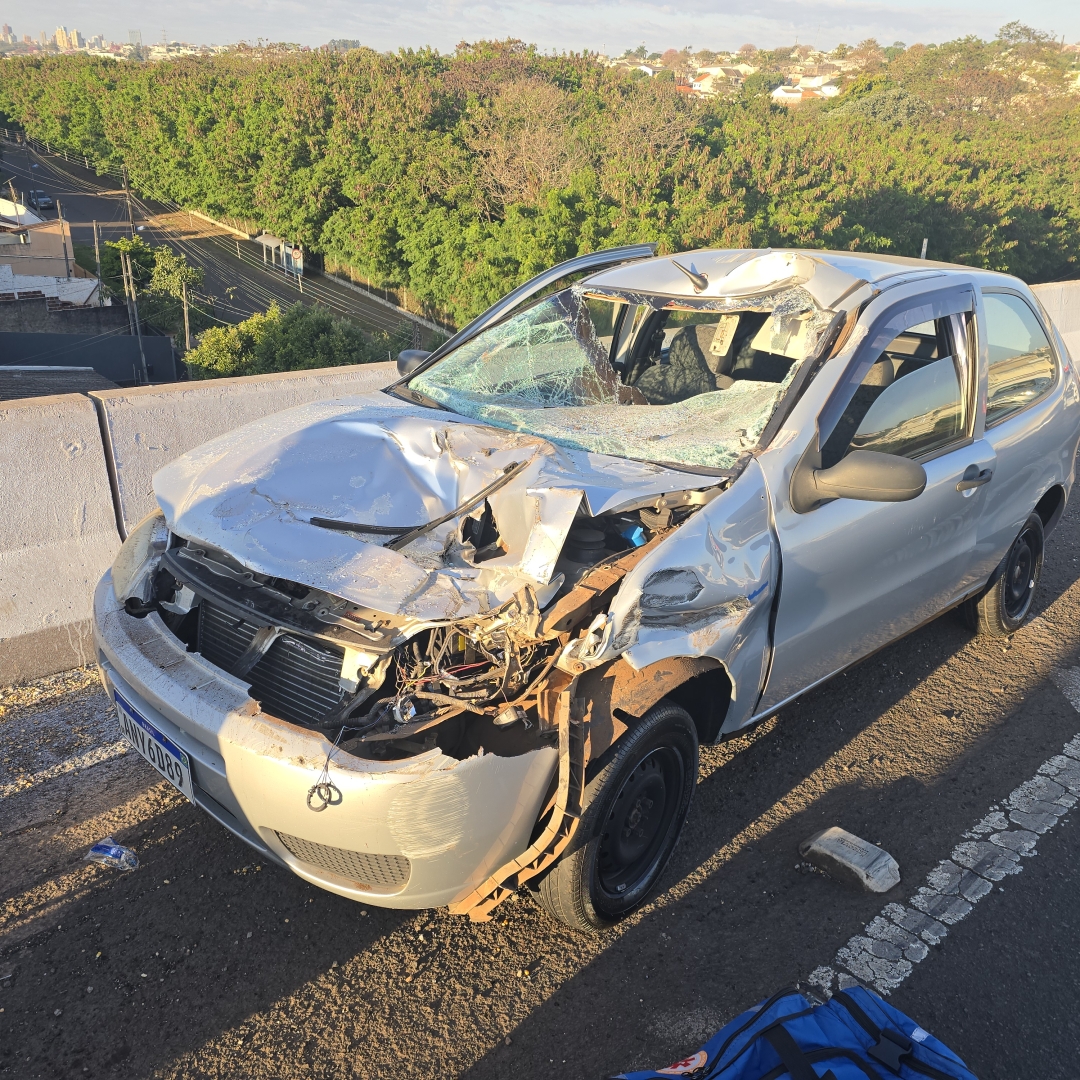 Mulher é socorrida após sofrer acidente grave no Contorno Norte