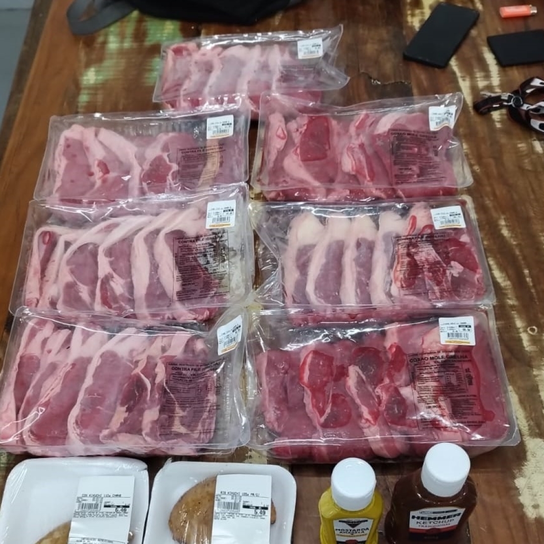 Rapaz é detido ao ser flagrado furtando carnes em supermercado de Maringá