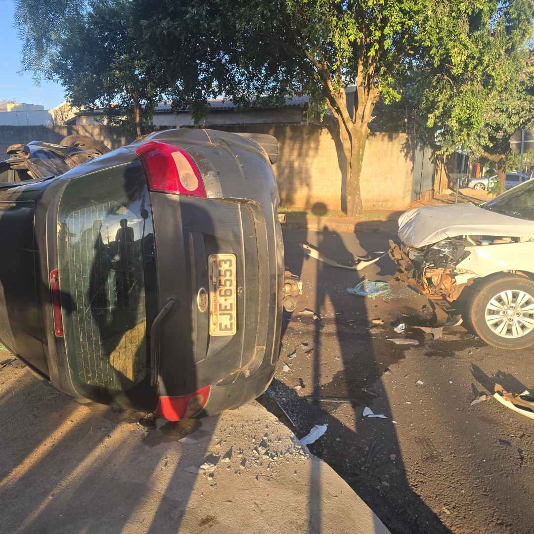 Motorista de aplicativo invade preferencial e deixa passageira ferida