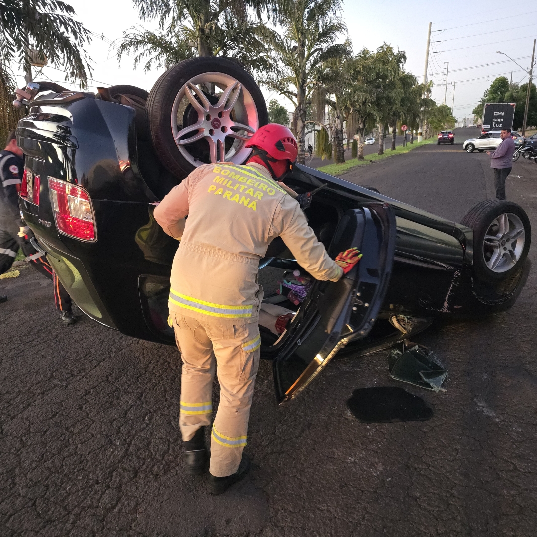 Mulher capota carro após bater em caminhonete estacionada