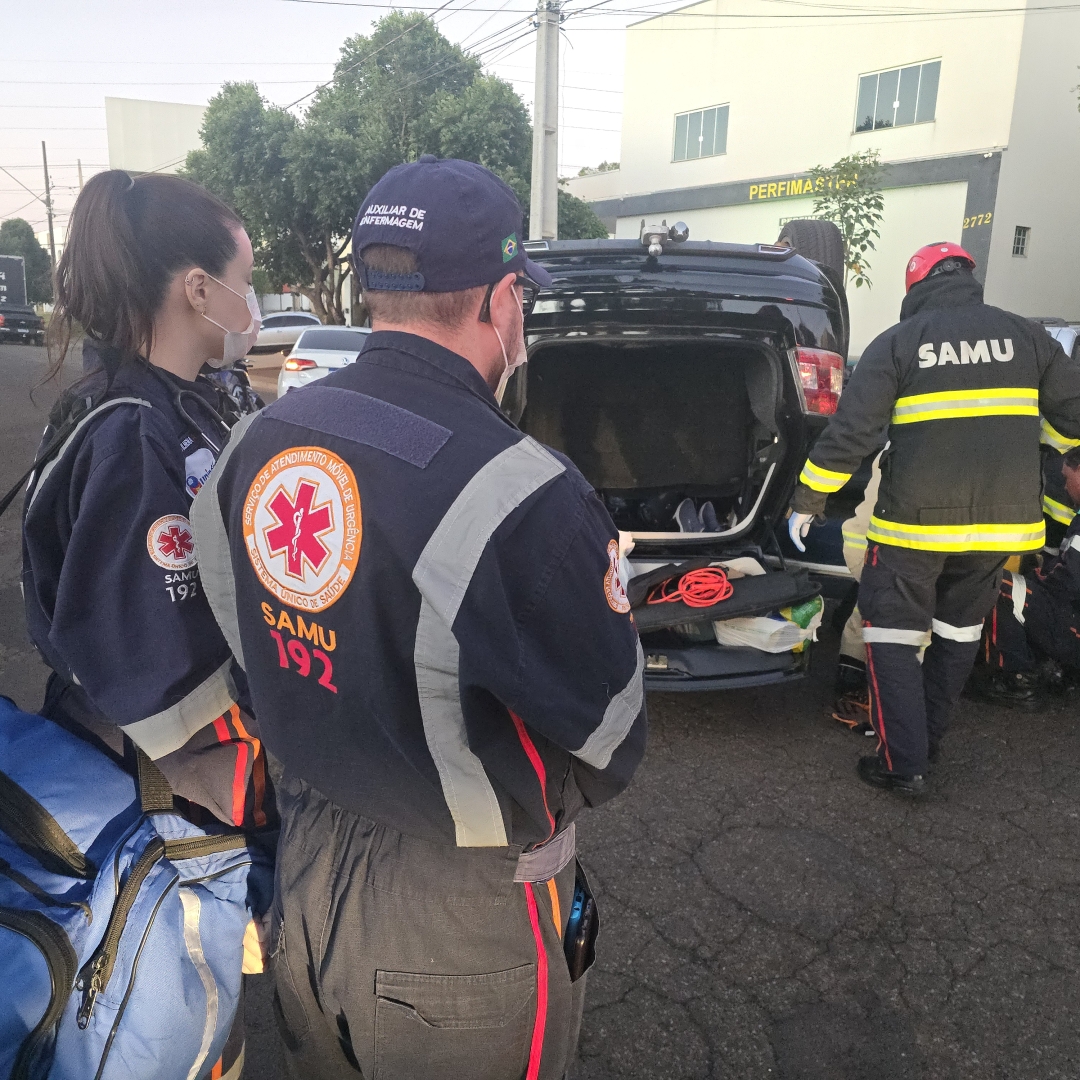 Mulher capota carro após bater em caminhonete estacionada