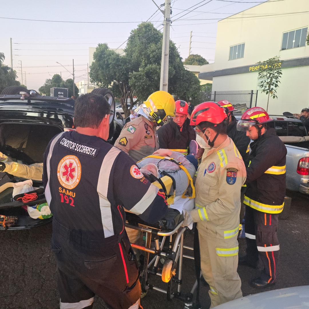 Mulher capota carro após bater em caminhonete estacionada