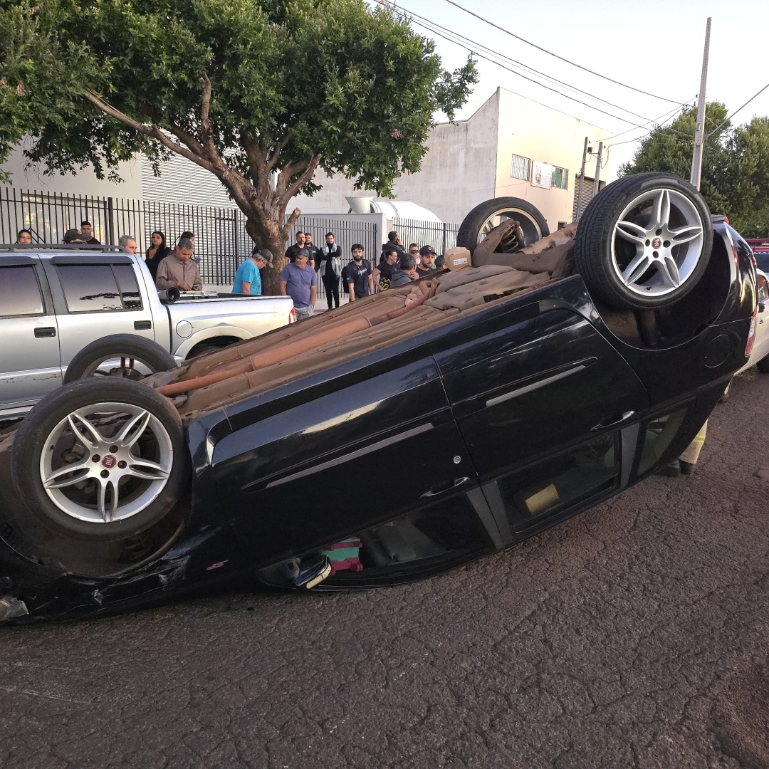 Mulher capota carro após bater em caminhonete estacionada