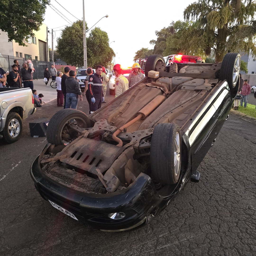 Mulher capota carro após bater em caminhonete estacionada