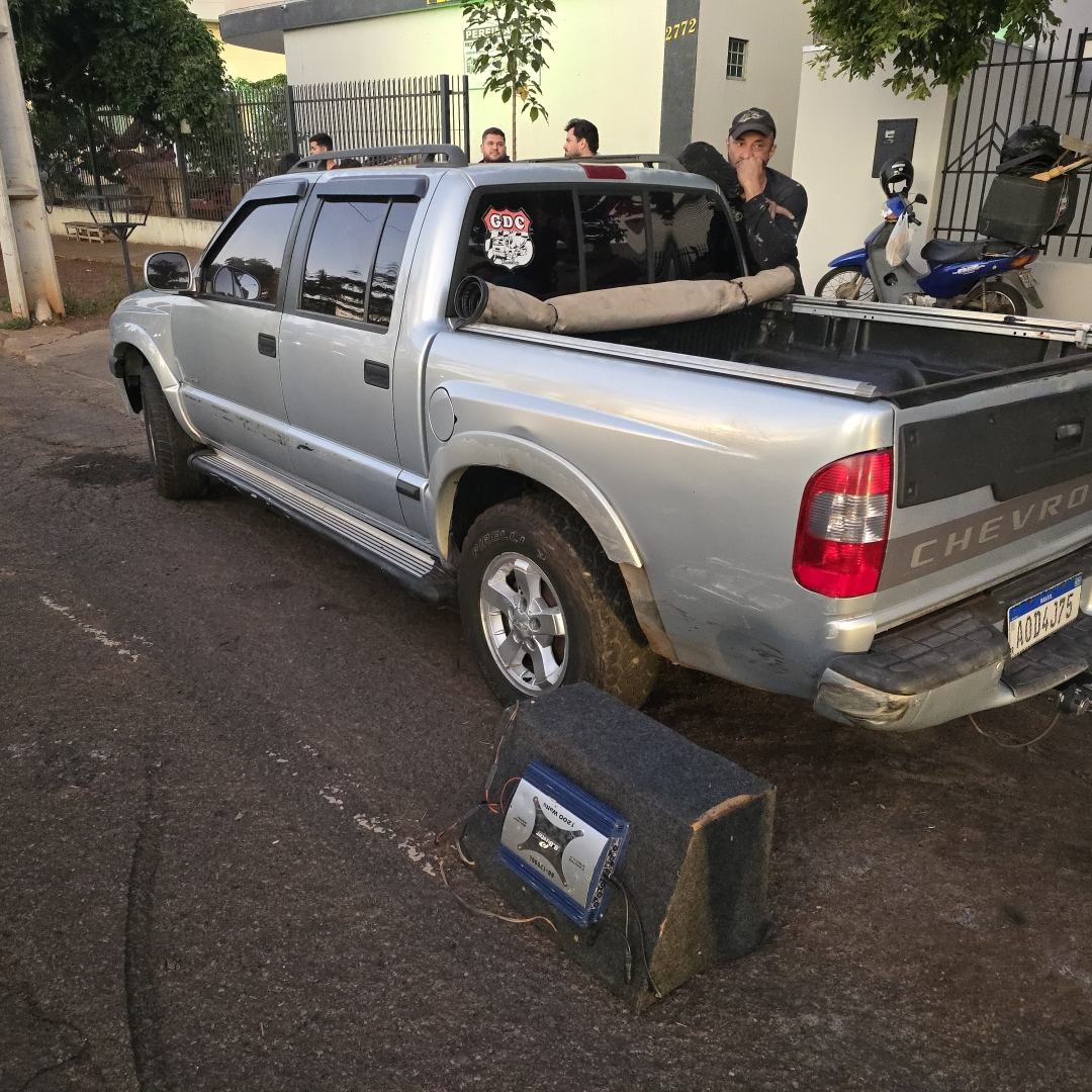 Mulher capota carro após bater em caminhonete estacionada