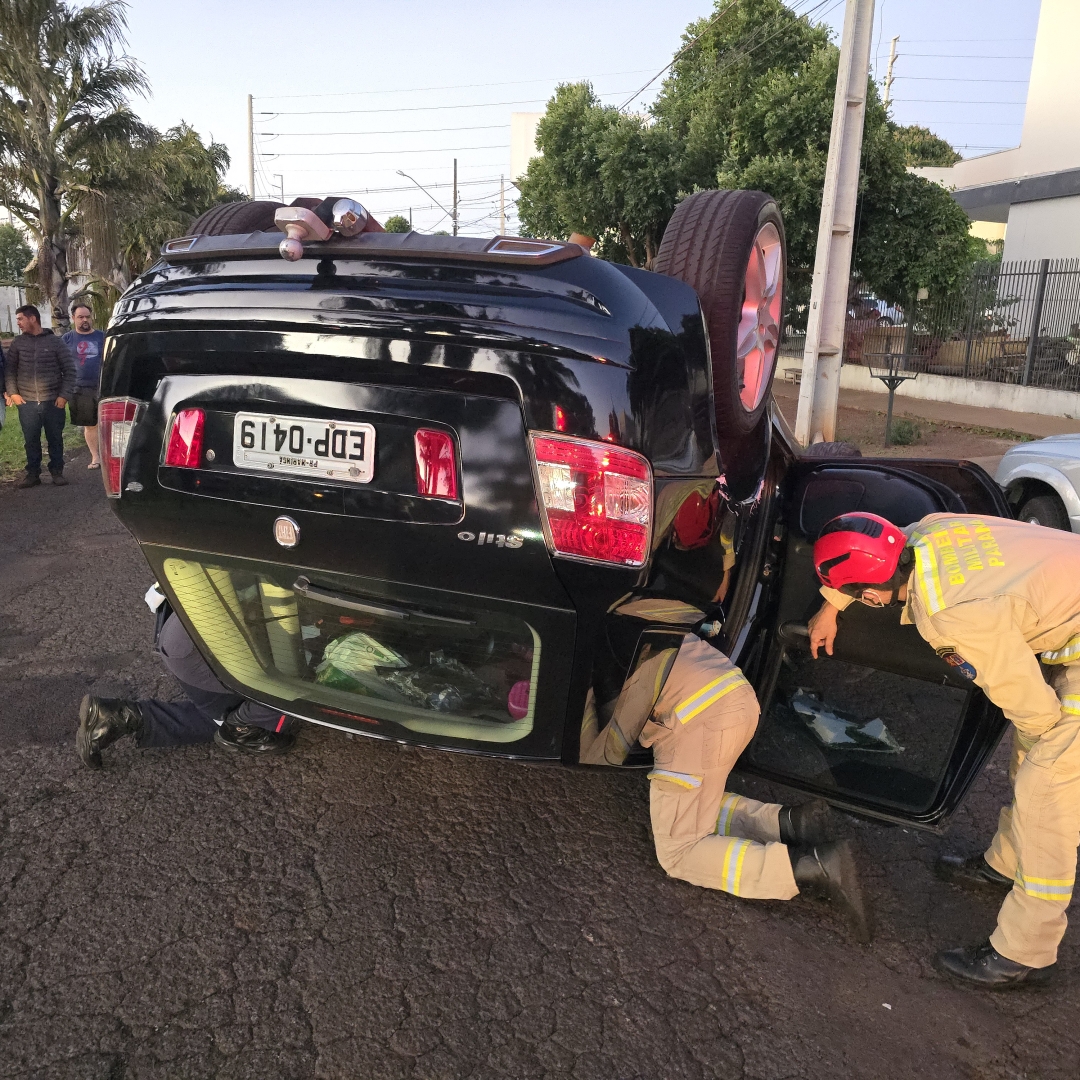 Mulher capota carro após bater em caminhonete estacionada