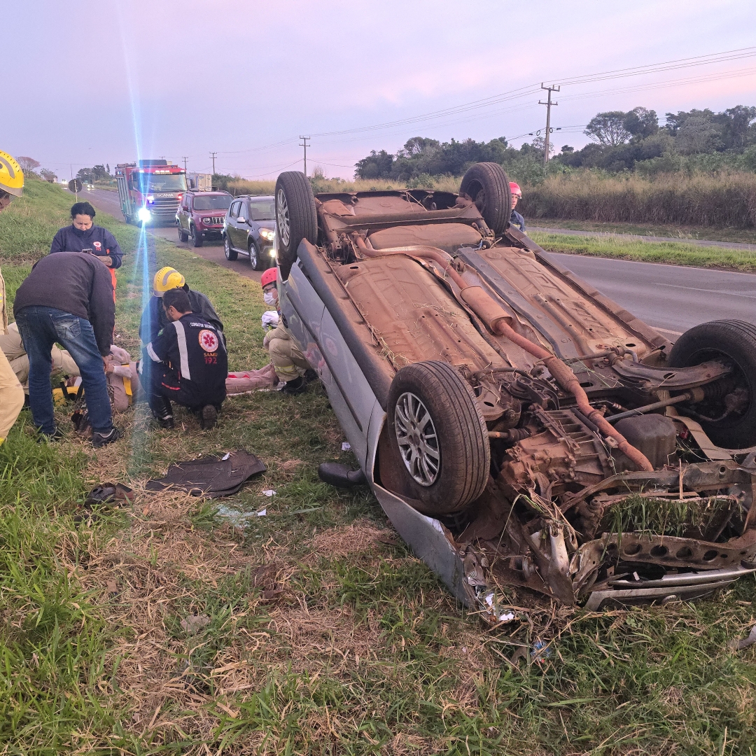 Mulher de 65 anos fica ferida após carro capotar na rodovia BR-376