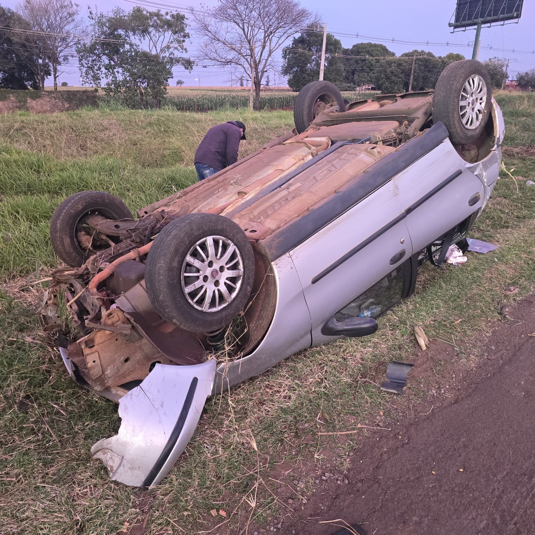 Mulher de 65 anos fica ferida após carro capotar na rodovia BR-376