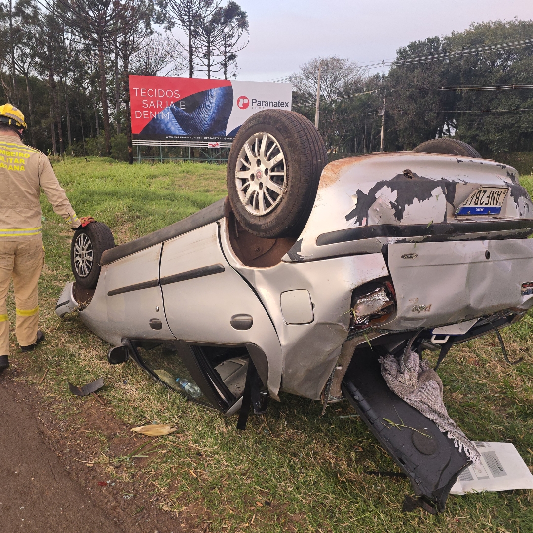 Mulher de 65 anos fica ferida após carro capotar na rodovia BR-376