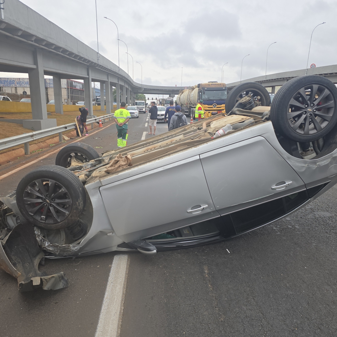 Motorista capota automóvel após bater na traseira de utilitário na rodovia BR-376