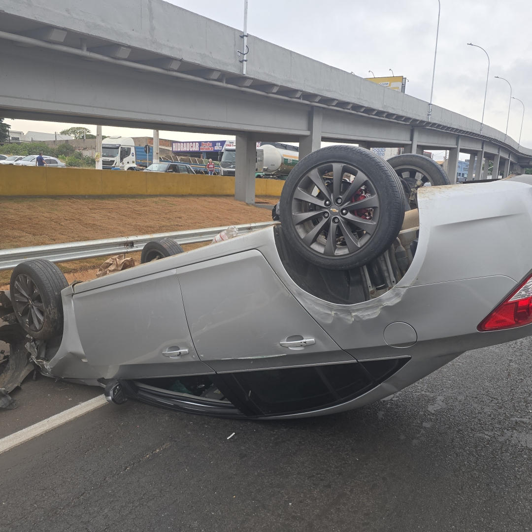 Motorista capota automóvel após bater na traseira de utilitário na rodovia BR-376