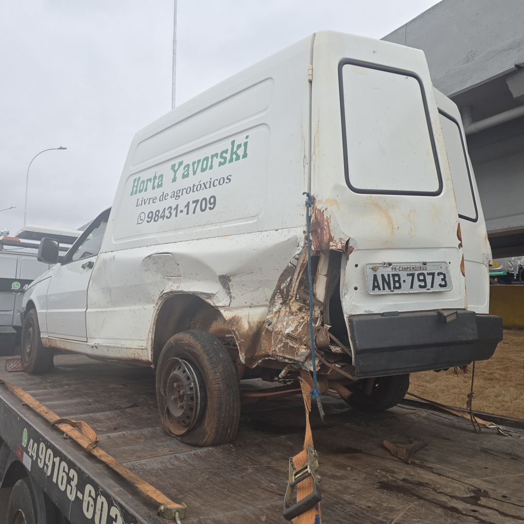 Motorista capota automóvel após bater na traseira de utilitário na rodovia BR-376